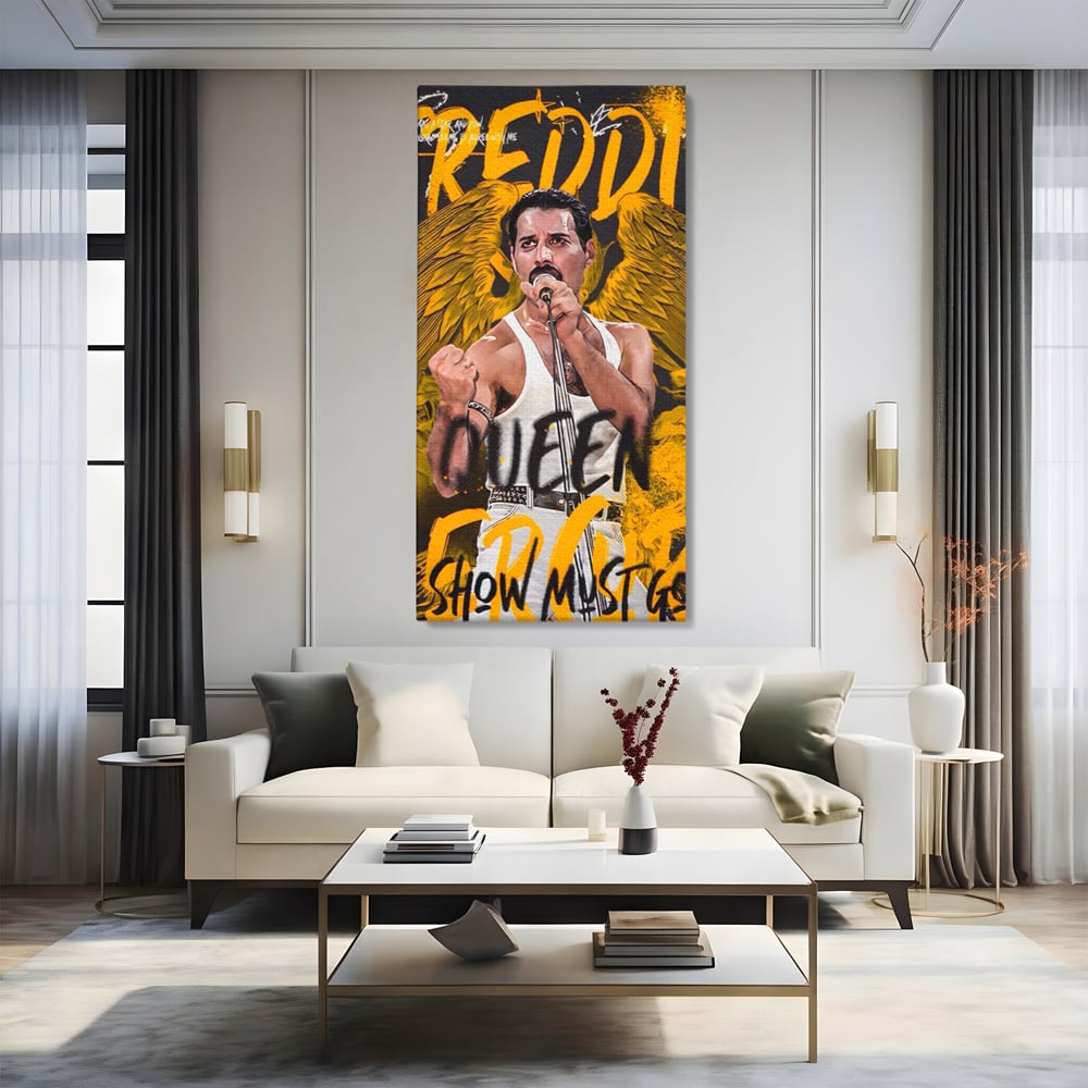 Tablou canvas cu tablou canvas cu freddie mercury, fara rama, pe sasiu de lemn, pe perete intr-un living